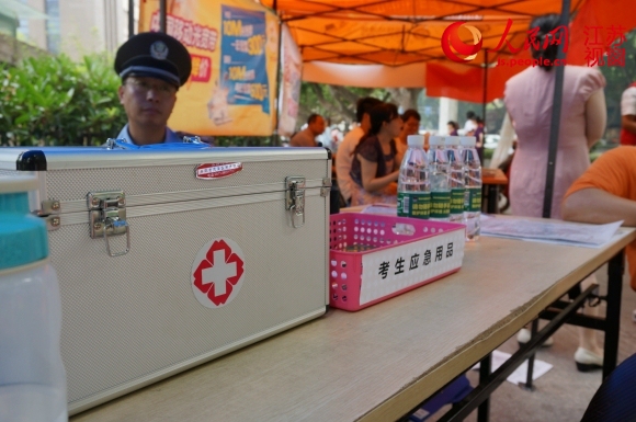 南京城管首设高考护考岗点 提供文具饮用水