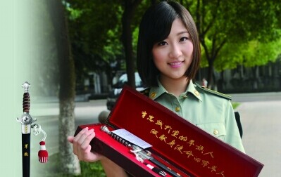 南京政治学院开先河 给毕业学员颁发军魂剑
