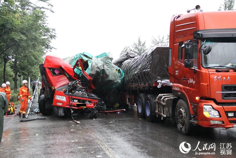 江苏徐州两大货车追尾相撞 一人死亡一人重伤