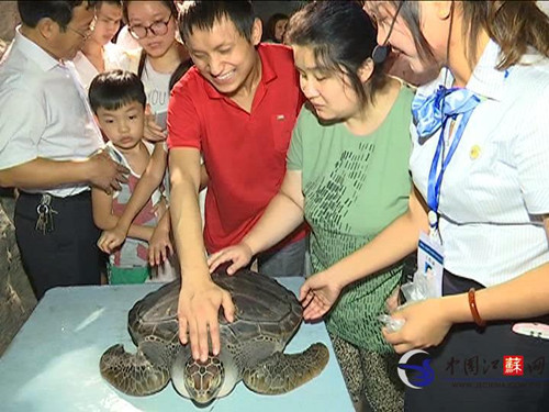 徐州水族馆邀请盲人学生零距离感触海洋生物