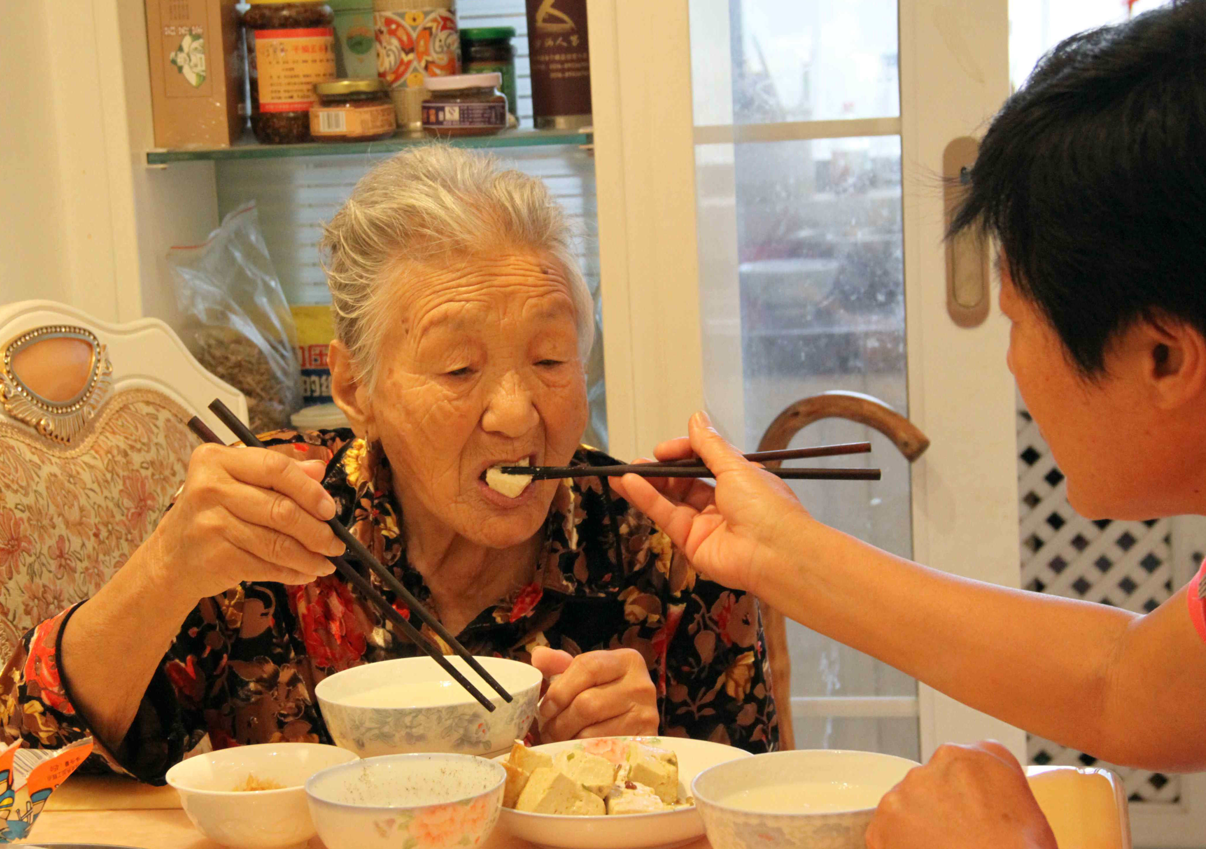 <em>孝女</em>谢淑华赴韩国<em>传</em>孝道--人民网江苏视窗--人