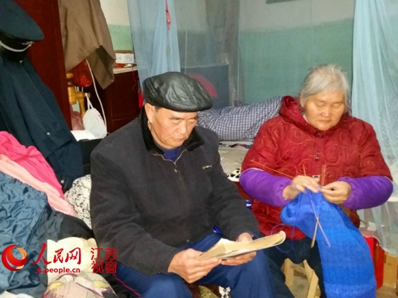 江苏南通一残疾<em>老人</em>知恩图报 义务<em>织毛衣</em>30年