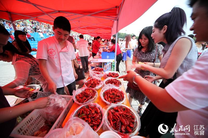 江苏盱眙万人龙虾宴开席 3万食客吃掉30吨龙虾