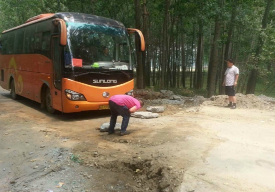 连云港中考生赴考途中遇阻 12名教师现场修路