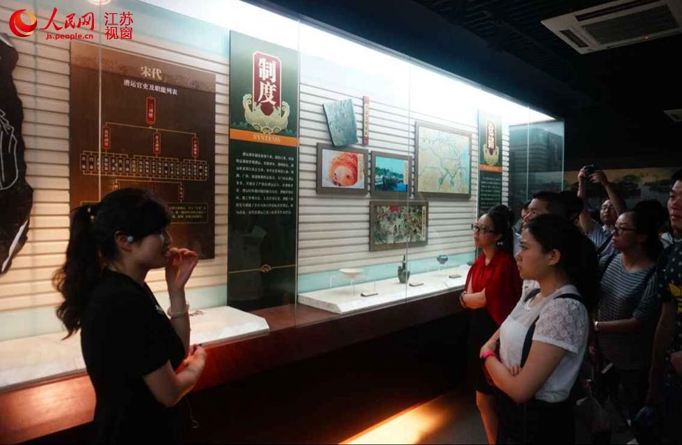 中国漕运博物馆工作人员介绍漕运历史。