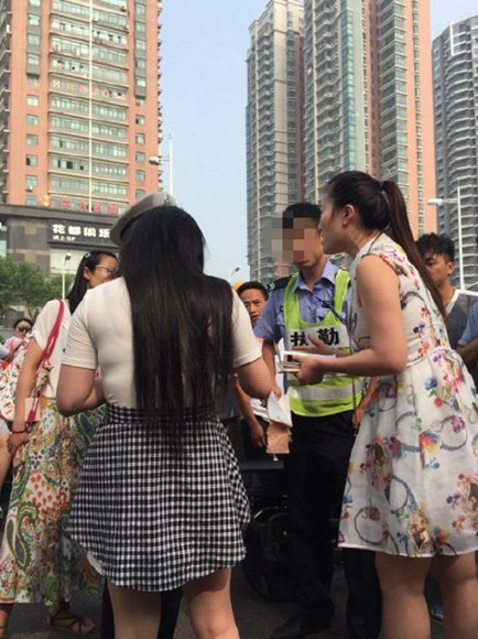 南京女奔驰司机逆行遭罚款 推倒交警被处理