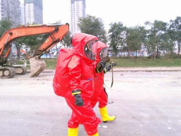 南通消防支队两消防员增援天津 侦检周边区域