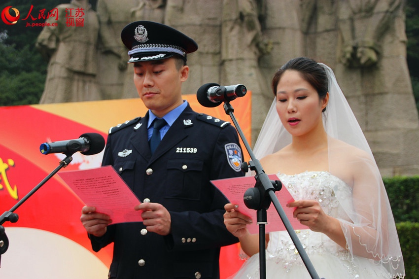 新婚夫妇陈鑫、徐维蔚发起倡议。耿志超 摄