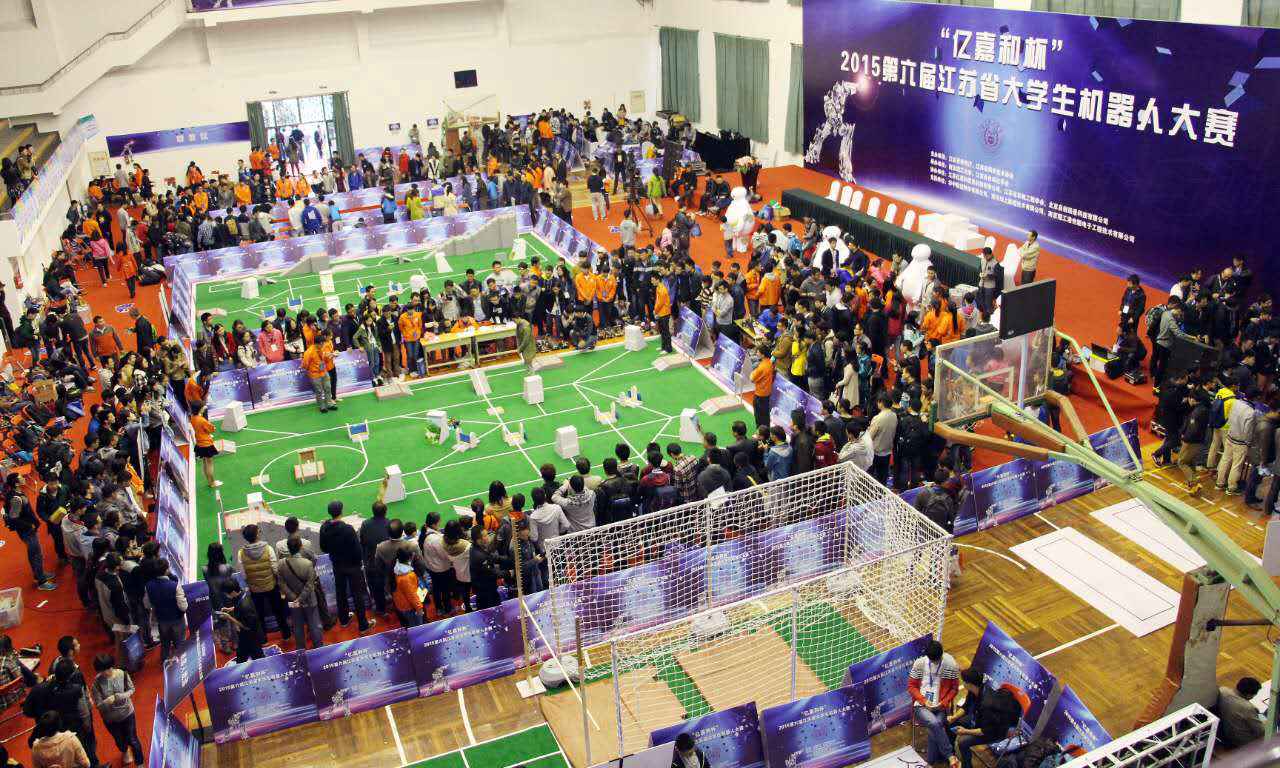 江苏大学生机器人大赛开赛 机器人打擂夺眼球