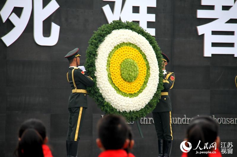 国家公祭仪式上三军仪仗队队员向南京大屠杀死难者敬献花圈