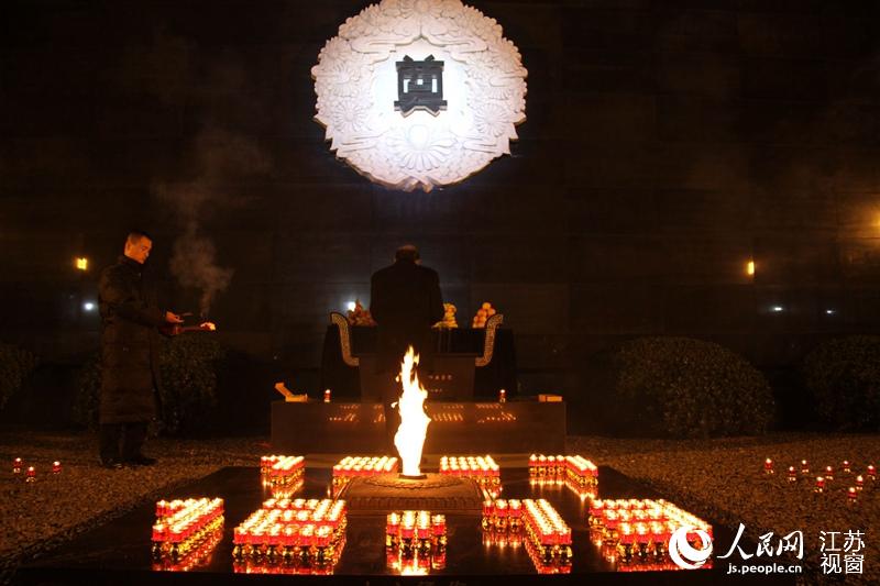 南京举行烛光祭 为大屠杀死难者守灵祈祷