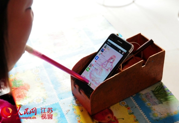 江苏泗阳残疾女孩口含电容笔绘制微商创业梦