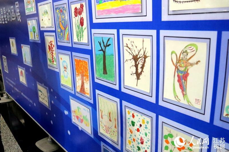 南京举办自闭症儿童画展 呼吁社会包容接纳