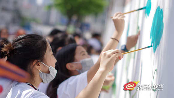 无锡学生涂鸦迎接地球日 小朋友变身城市卫士