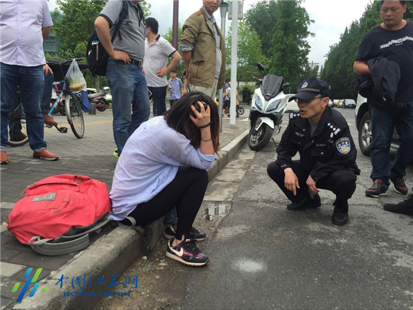 南京女子与男友争吵后被强行拖下车 头部受伤