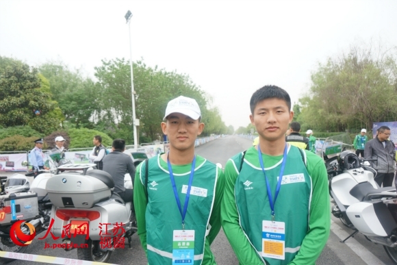 学生志愿者服务泰州铁三赛 安保人员自备干粮