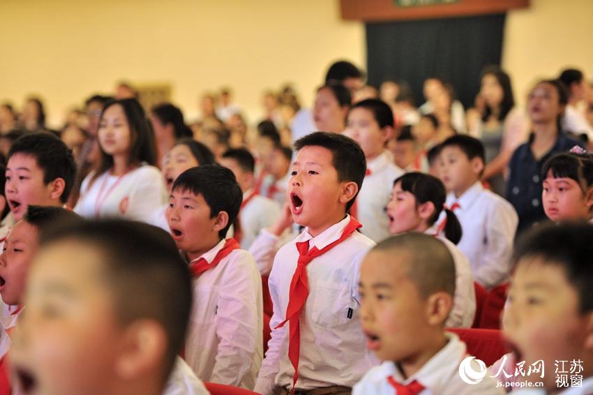南京五老村小学2500名学生上党课迎红色 六一