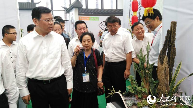 江苏沭阳花木节开幕 展出多种精品盆景花卉
