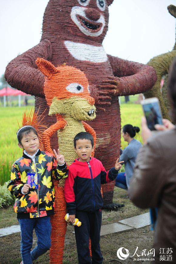 江苏泗洪稻米文化节人气高 稻草公园吸引眼球