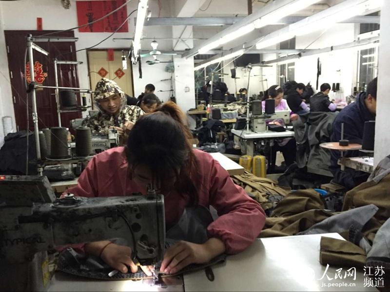 人民网夜访江苏常熟 童工 作坊:朝8晚9月工资三