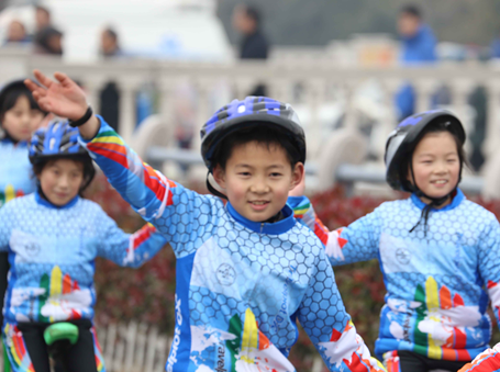 徒步方陣的壓軸隊伍，由徐州小學生組成的獨輪車隊