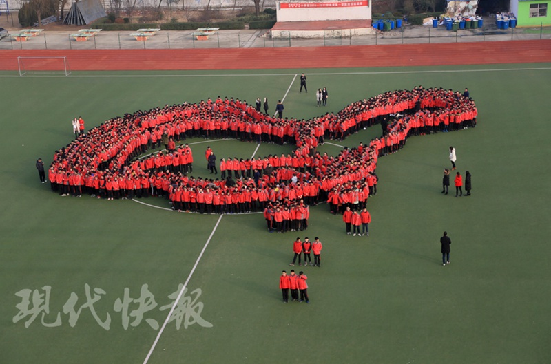连云港2000名学生在操场摆出中国地图(组图)-