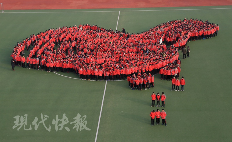连云港2000名学生在操场摆出中国地图(组图)-