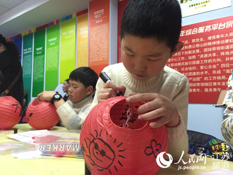 春节临近 南京青少年社区里学做红灯笼