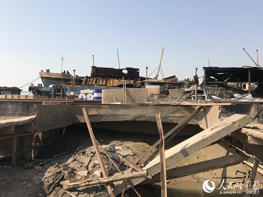 人民网探访长江南京段爆燃事故船:已被烧成褐色