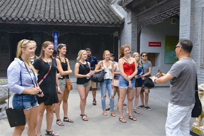 美国大学生泰州参观风水博物馆感受中国文化