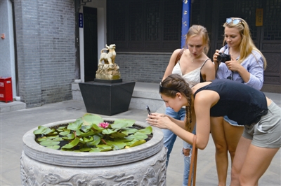 美国大学生泰州参观风水博物馆感受中国文化