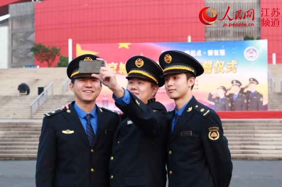 全国城管执法统一队服 南京2959名队员今换装