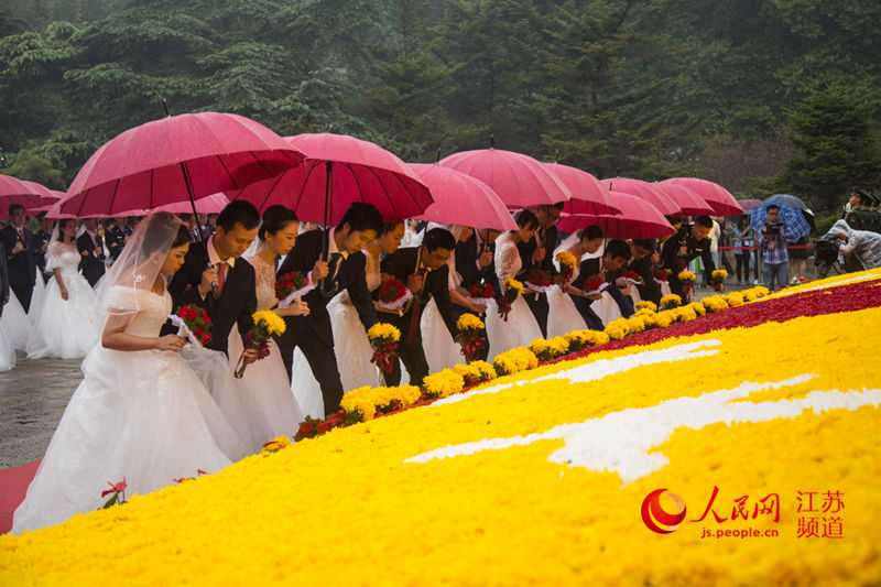 全国烈士纪念日:90对新人在南京雨花台献花缅