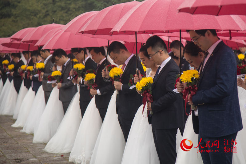 全国烈士纪念日:90对新人在南京雨花台献花缅