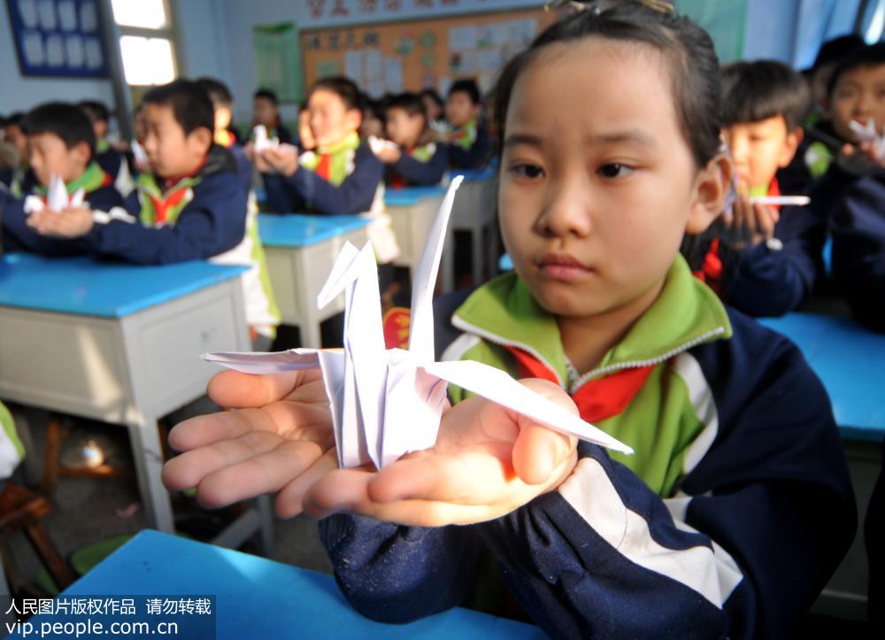 邢台市幸福源小學學生們向在南京大屠殺中遇難的30余萬名同胞致以沉痛哀悼