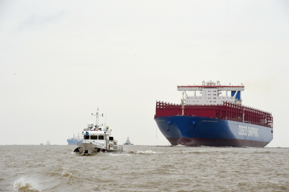 国内最大集装箱船舶完成进出江试航