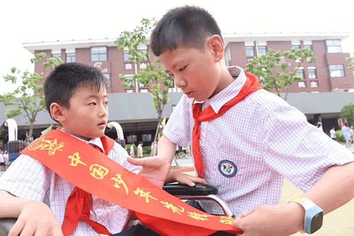 国庆节盐城这位特殊的小学生圆了升旗梦--江苏