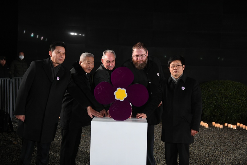 和平之花“紫金草烛光”被点亮 纪念馆供图