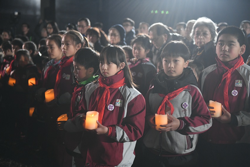 青少年学生代表手捧烛光祈福和平 纪念馆供图