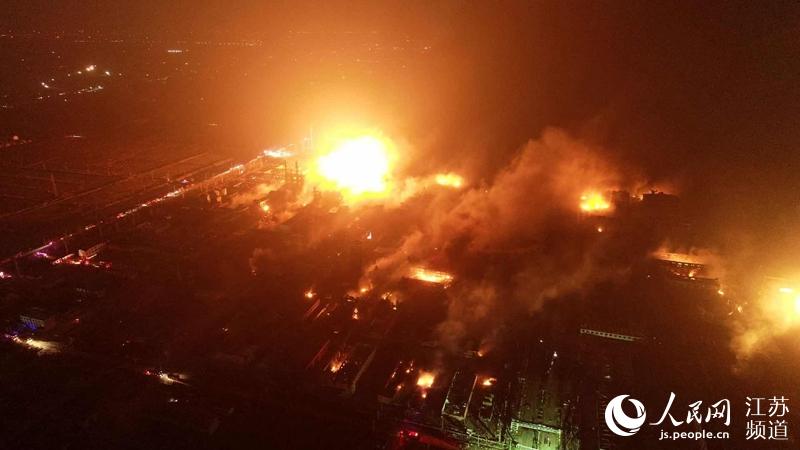 响水爆炸现场仍见火光 浓烟对空气影响较大