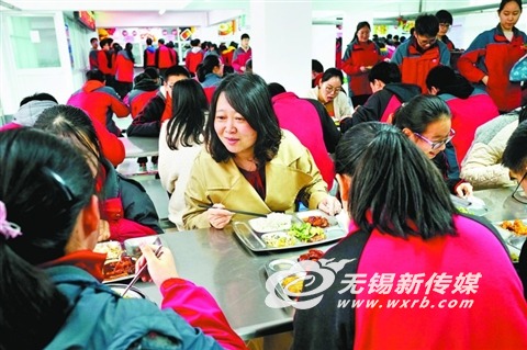无锡湖滨中学初中校区师生同吃一锅饭