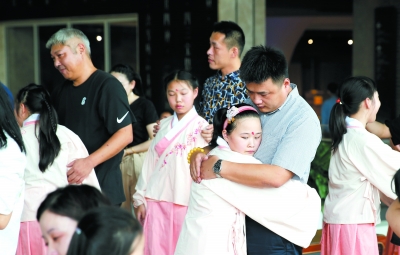 南京近百名孩子學習傳統禮儀感恩父親