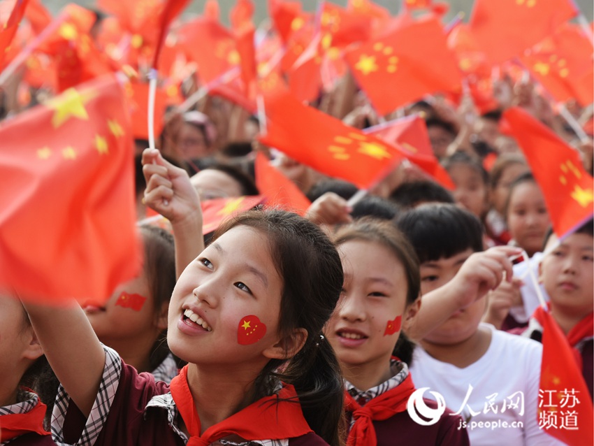 江苏泰兴:万人唱响经典红歌 共向祖国深情表白