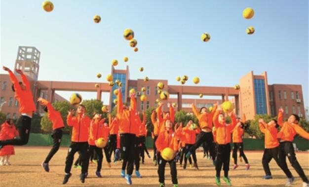 江苏各地学校开展各种活动庆祝国际足球日