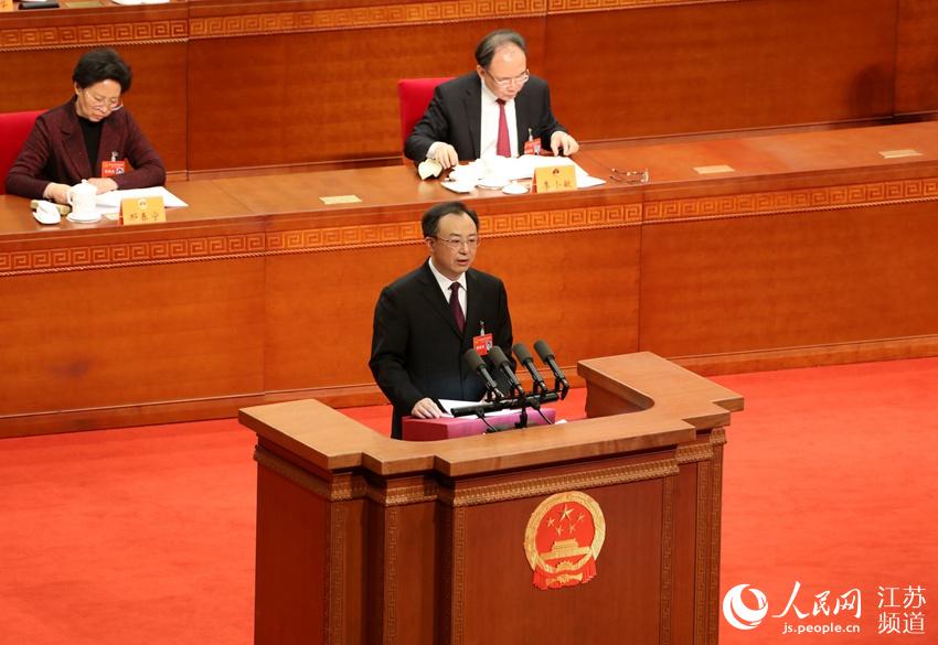 圖為江蘇省長吳政隆代表省人民政府向大會作政府工作報告。王新年攝