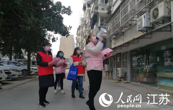  浦口區江浦街道同心社區工作人員手持小喇叭巡回宣傳疫情防控知識。 史廣珠攝