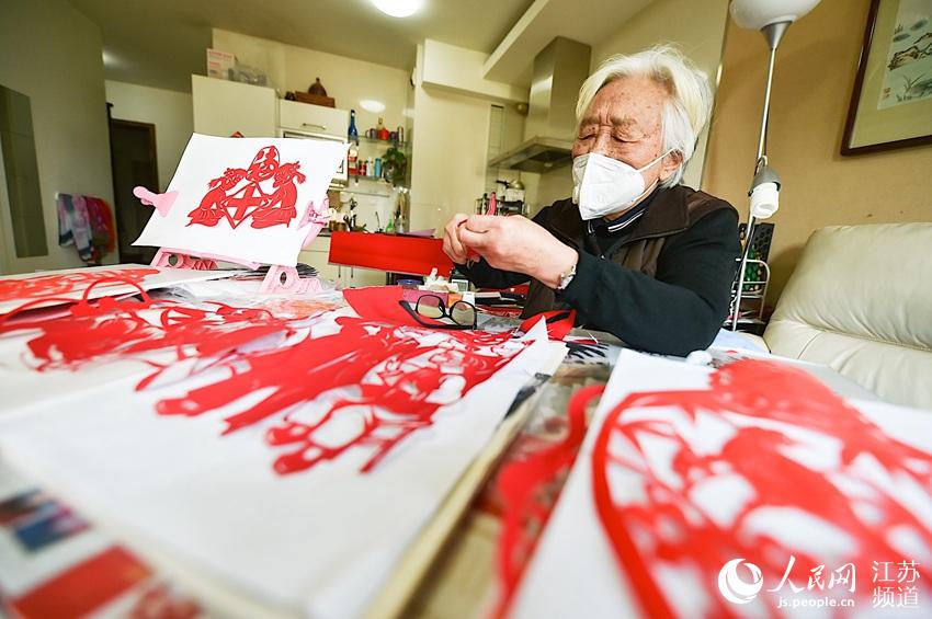 今年88岁的吴融芳希望用剪纸为战“疫”加油 邵丹摄
