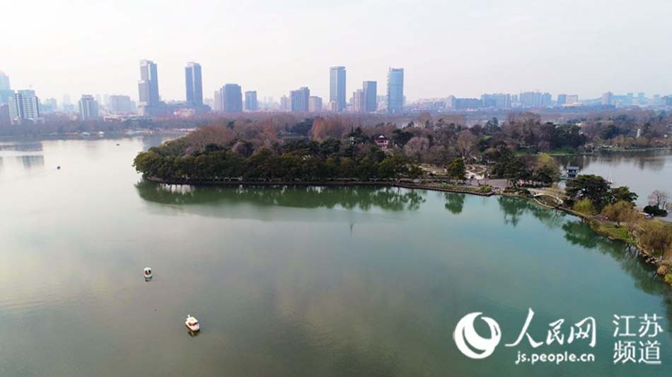南京玄武湖公園恢復開放 市民有序漫步踏青