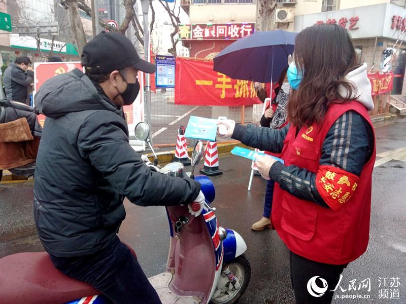 青年志願者蔣卉峰在湖南路街道大方巷社區卡口值守