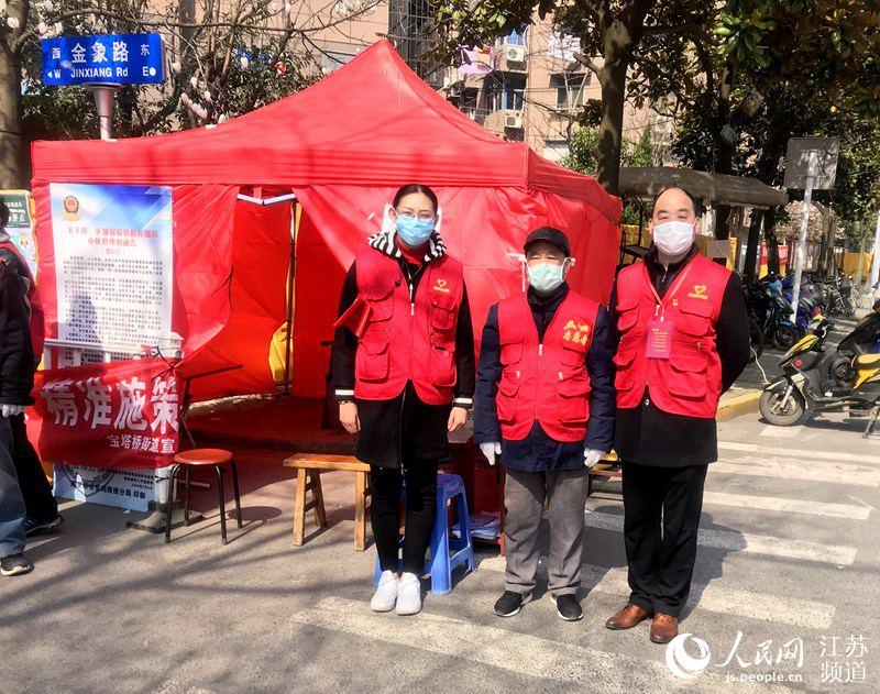 大學生志願者張澤清在寶塔橋街道金陵新四村社區進行宣傳值守